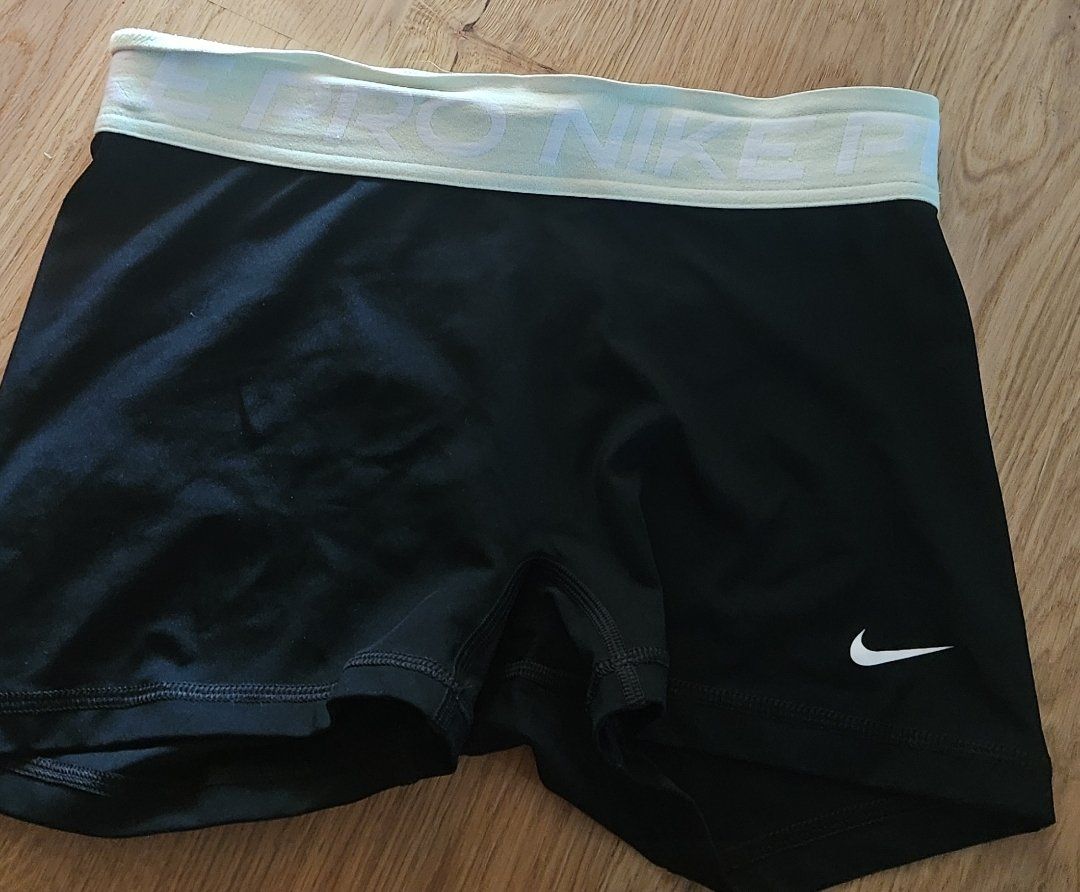 Nike Pantalons: Nike Pro Hot Pants – D'occasion à Suhr par jes_rtc9