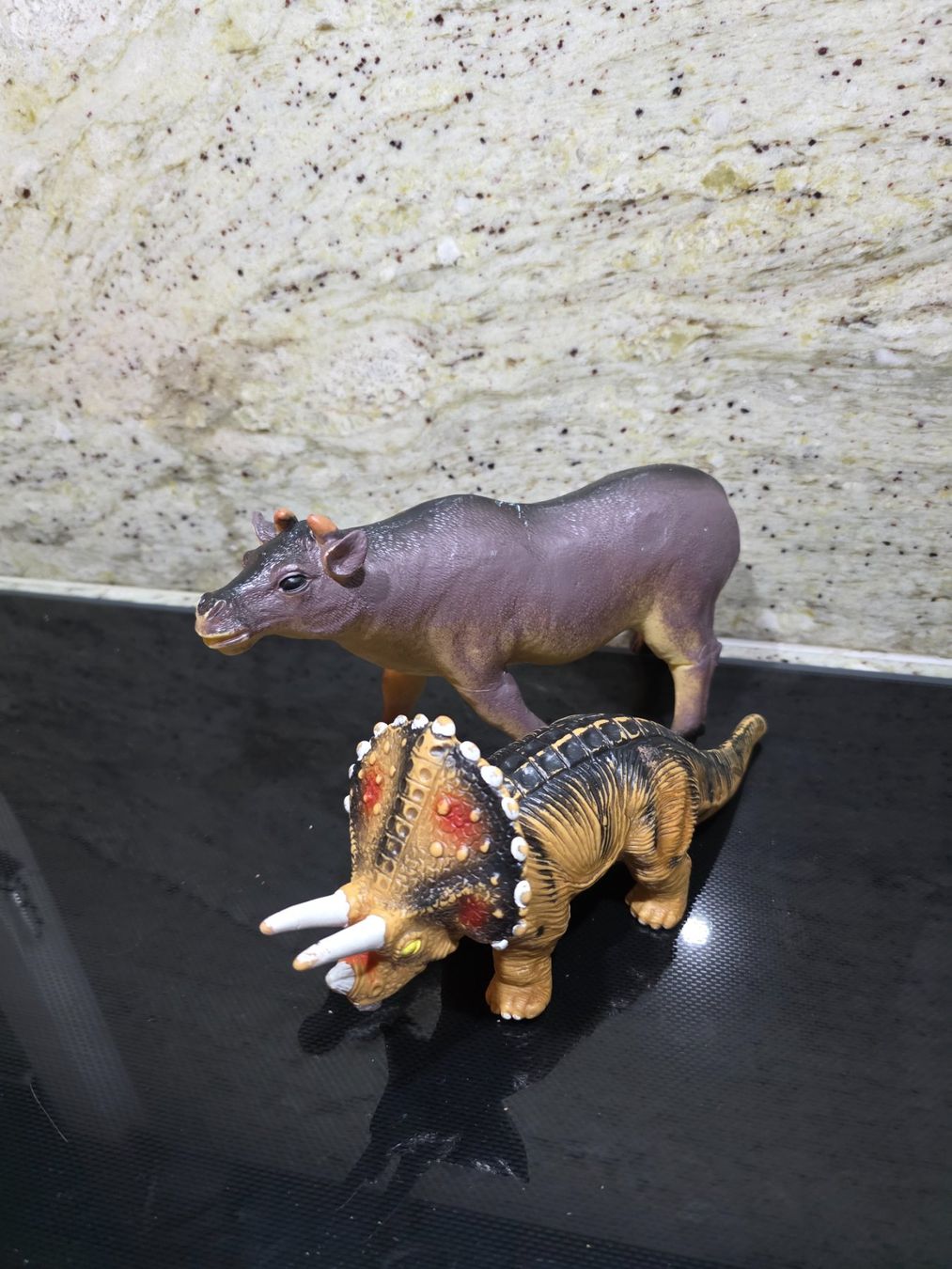 Jouets: Dino und Flusspferd – D'occasion à Grafstal par Marielu101