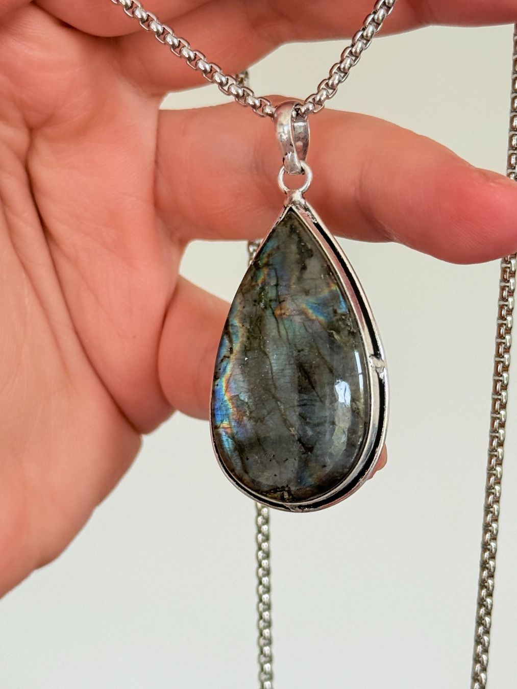 Catenine: Collier avec pendentif labradorite forme goutte – Nuovo e nell'imballaggio originale da Genève venduto da AGBERG 1