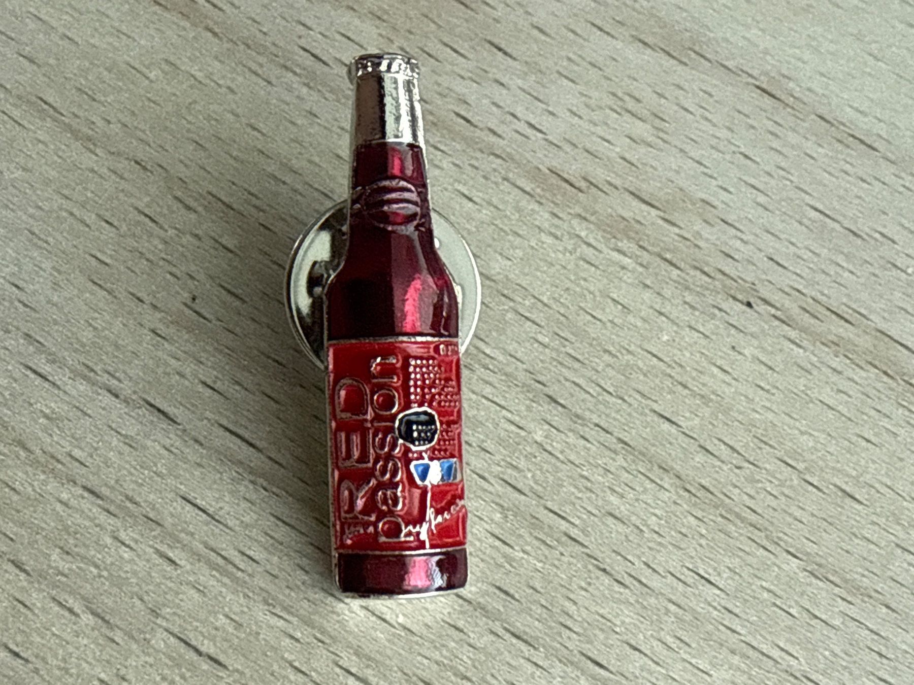 Placchette & Badge: Pin Flasche RED Passion – Usato da Glattbrugg venduto da Schweigmatt