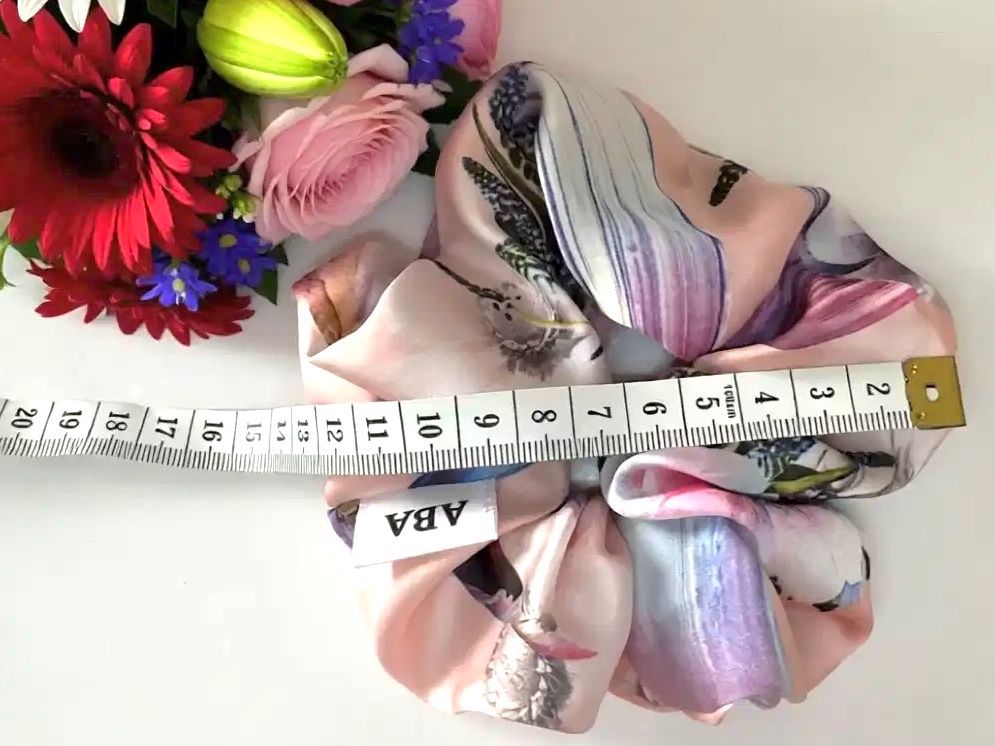 Haarschmuck: Floral Ohrstecker + Seide Scrunchie Set - Handgemachte, Neu! – Neu und originalverpackt aus Vals von ABA-Atelier 2