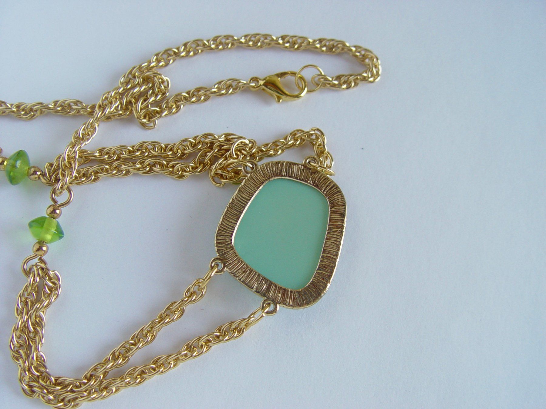 Ketten: Modeschmuck Collier mit schillerndem Anhänger – Gebraucht aus Henggart von  3