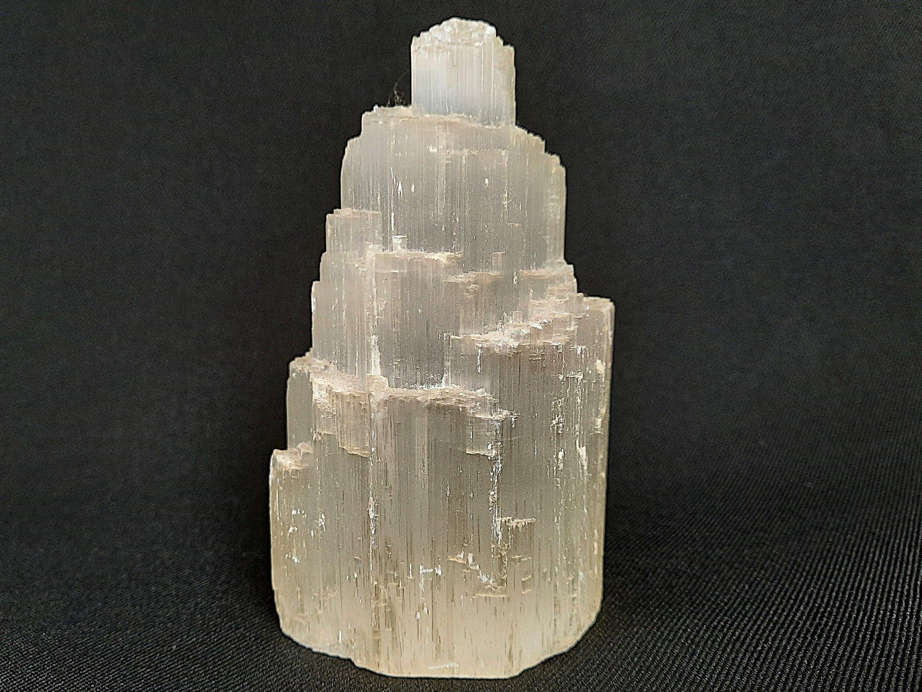 Minerali & Pietre curative: Fossiles Holz und Selenit-Turm – Usato da Beinwil am See venduto da Restwert_Beinwil 6