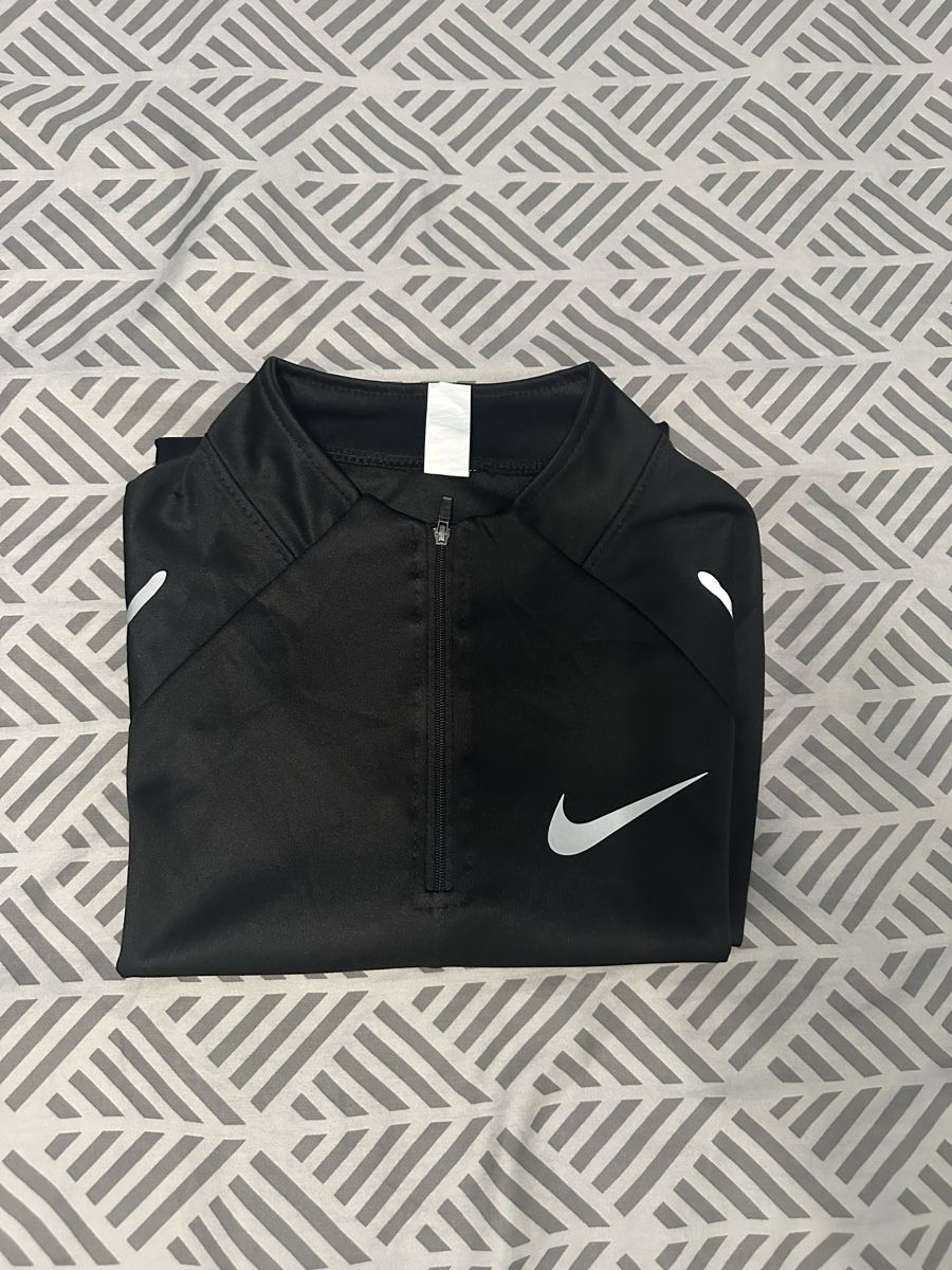 Nike Pulls & Sweat-shirts: Nike Sport Pullover schwarz – Neuf (Voir description) à Chur par dajan.17 2