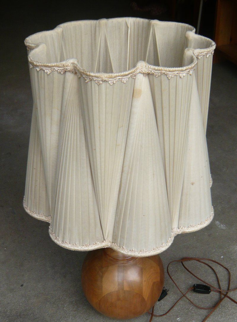 Lampade: Alte Lampe / Stehelampe aus Holz – Usato da Ruggell venduto da Btt 4