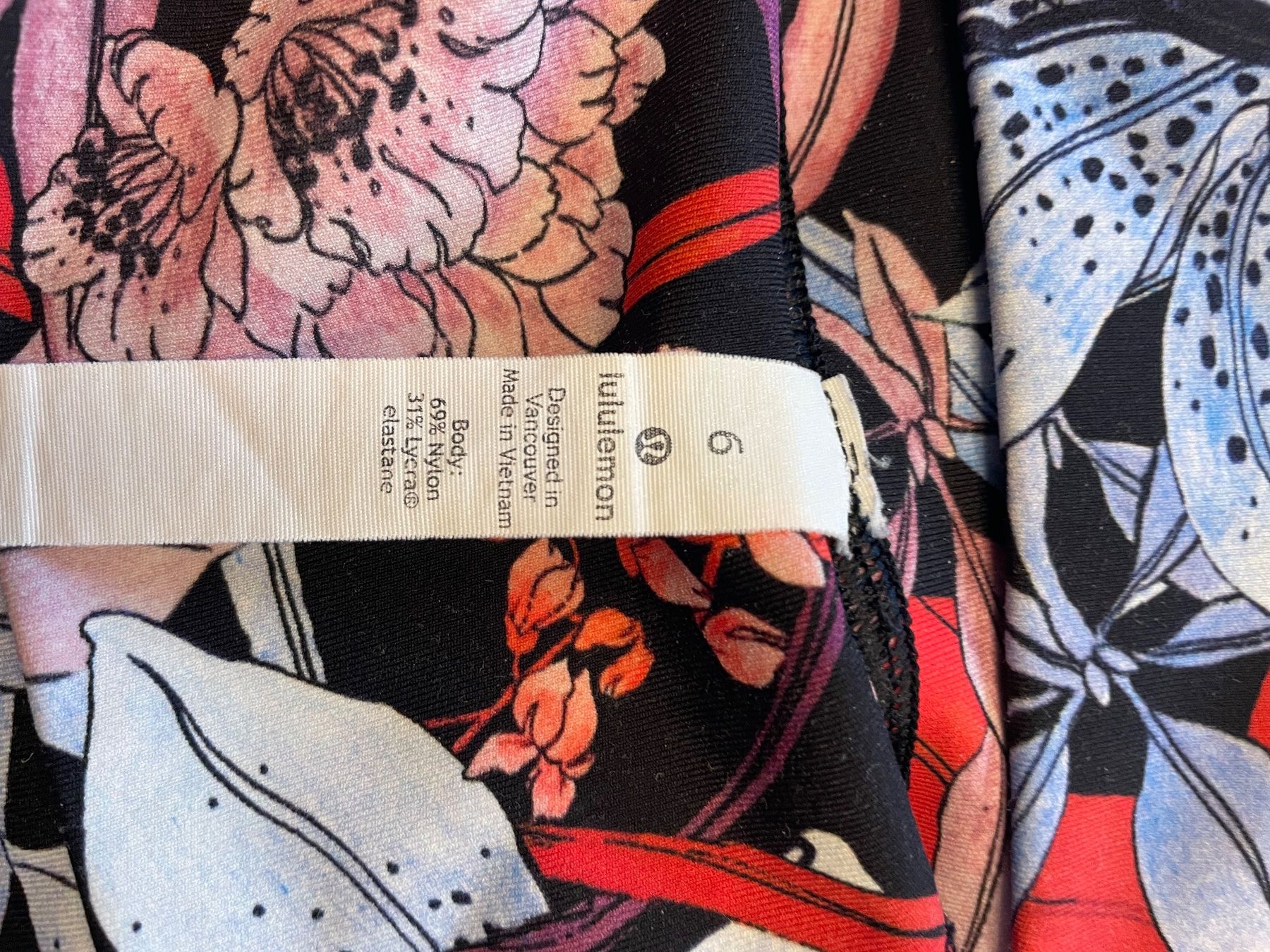 Lululemon Leggings: Leggings fleuris multicolores Lululemon – Gebraucht aus Trelex von fle_dqj6 6