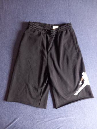 Short Jordan noir, parfait pour l'été! Taille L 13-15 ans