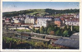 LA CHAUX - de - FONDS, trains en gare et la passerelle