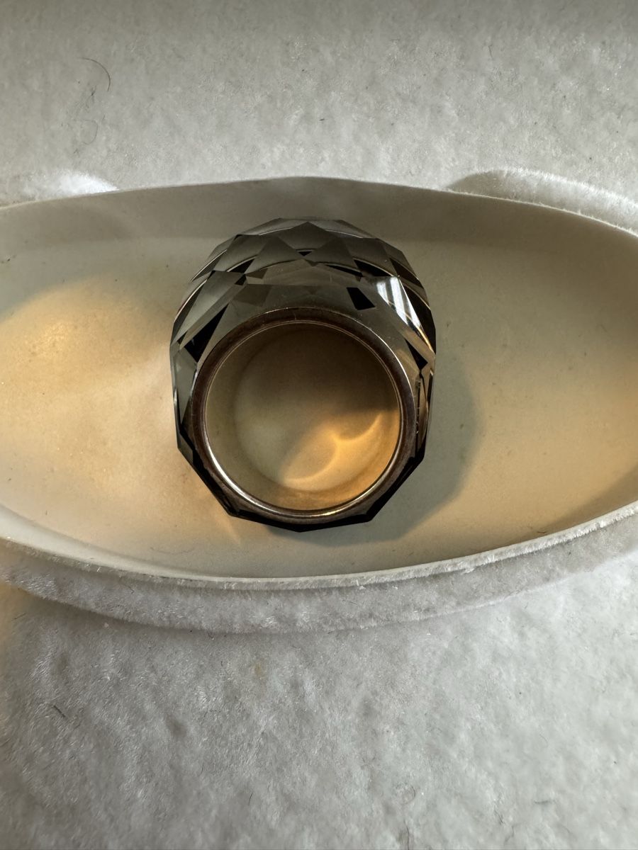 Swarovski Anelli: Schwarzer Swarovski Ring, neuwertig! – Nuovo (secondo la descrizione) da Rapperswil SG venduto da LR07 1