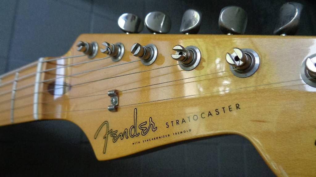 Fender Strumenti musicali: Fender Stratocaster ST57 two tone sunburst - 2014 – Usato da Pianezzo venduto da JapanGuitars 1