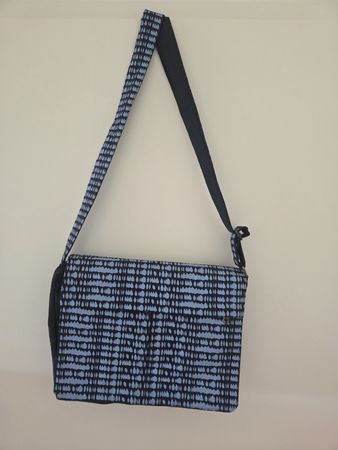 Umhaengetasche blau-weiss gemustert guter Zustand , Neu