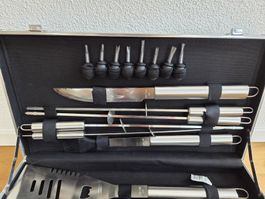Grillkoffer, div. Werkzeuge mit Handschuhen