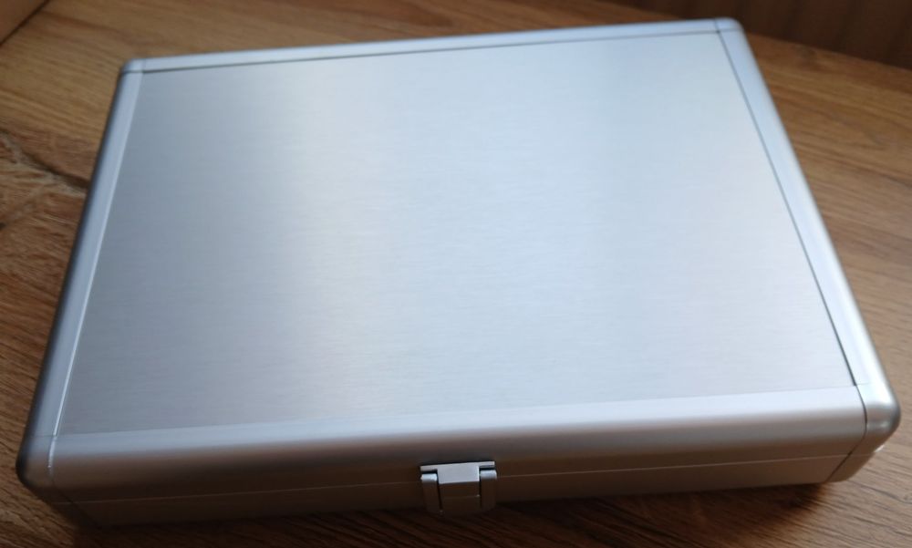 Mallette aluminium argenté, élégante et robuste 1