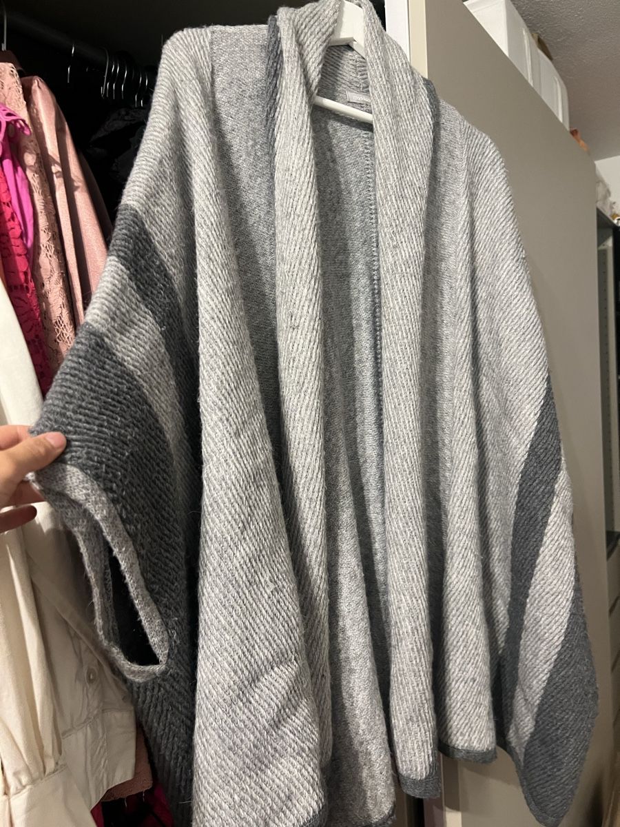 Sonstige Damenmode: Damen Poncho Strick hellgrau – Gebraucht aus Zürich von R1908 3