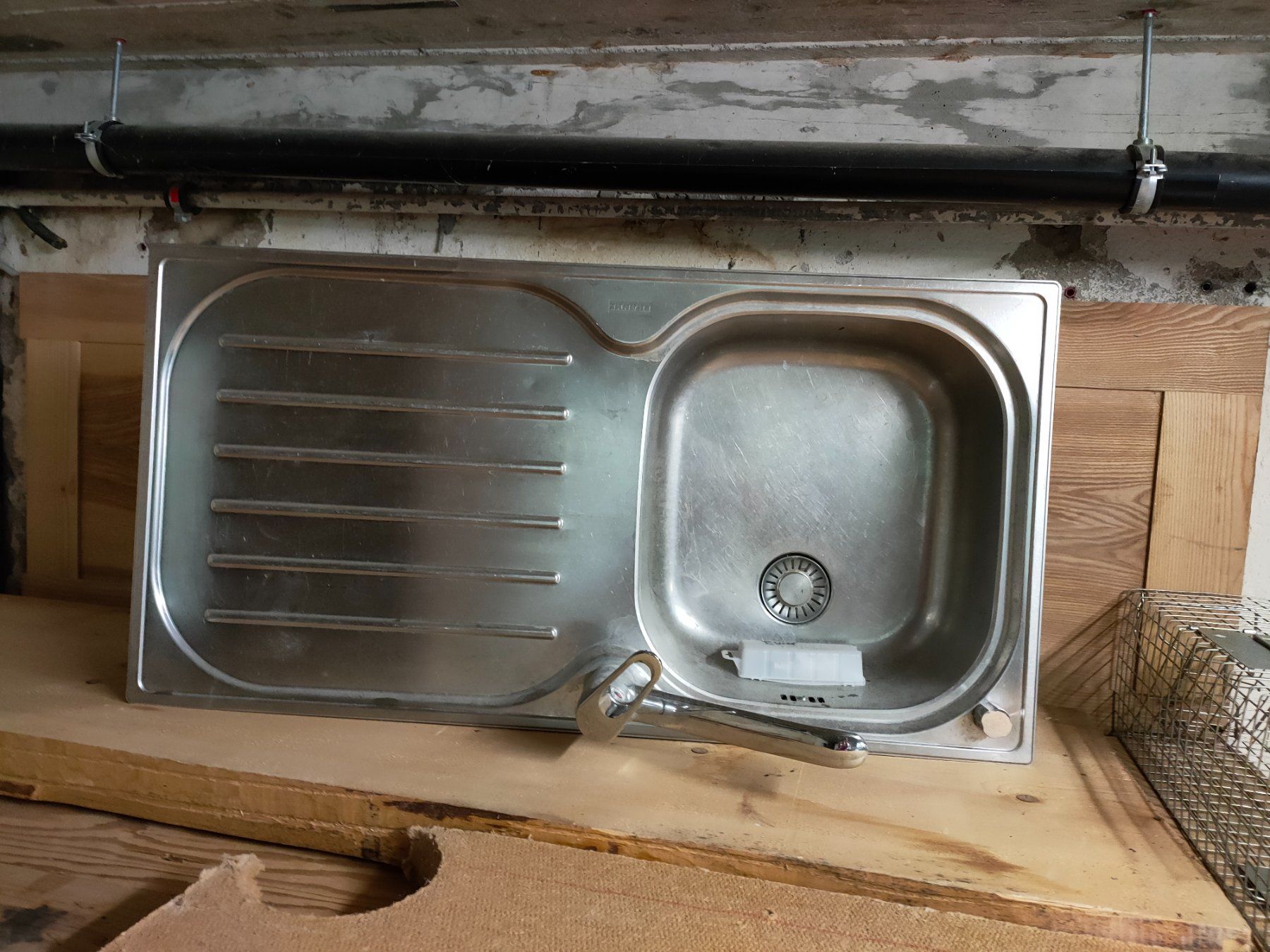 Gebrauchte Spüle aus Edelstahl mit Armatur (Gebraucht) in Les Moulins für CHF 45 – nur Abholung auf Ricardo kaufen