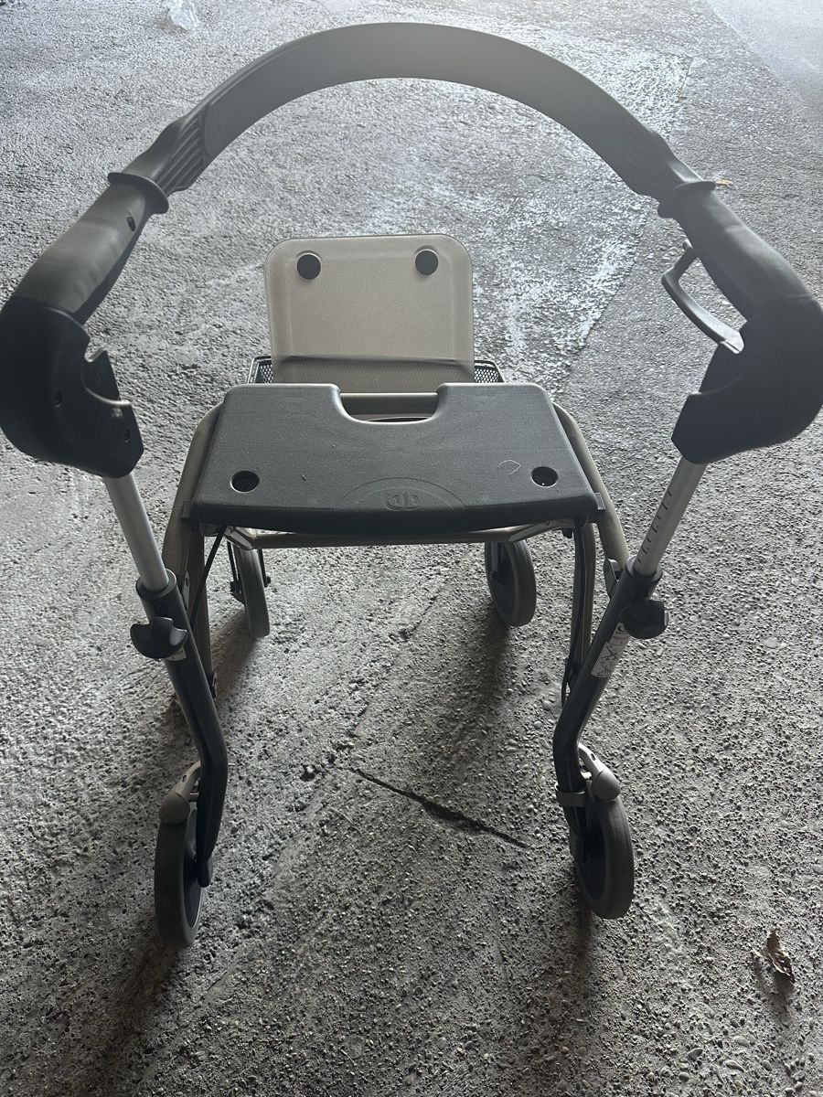 Aides à la marche: Rollator  – Neuf avec emballage d'origine à Bützberg par Chisco