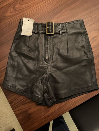 Damen Leder Shorts schwarz mit Gurte 