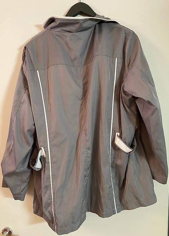 Giacche: Leichte graue Jacke Ulla Popken Grösse 50/52 – Usato da Riniken venduto da mir_5ptw 1