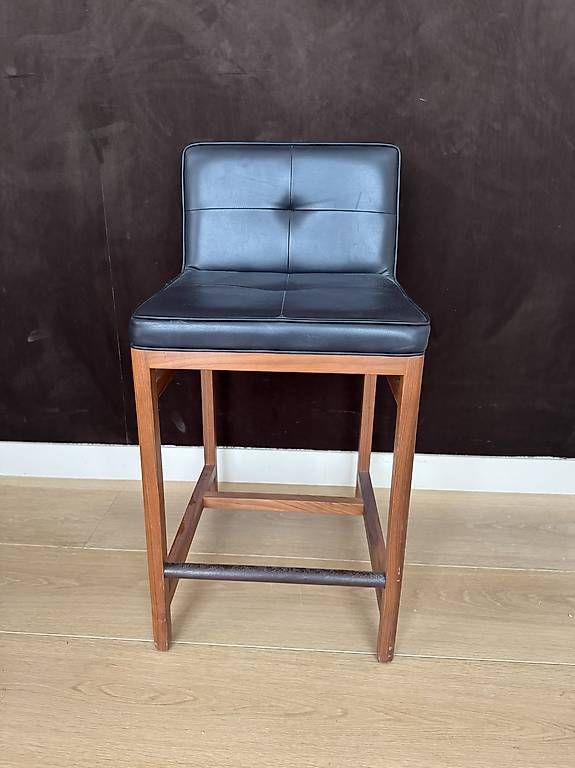 Hocker: BassamFellows Wood Frame Counter Stool, Nussbaum – Neu (gemäss Beschreibung) aus zürich von Kerstenpja
