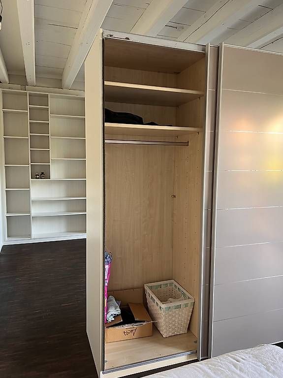 Armadi: Grosser Kleiderschrank mit Schiebetüren – Usato da Hettlingen venduto da mma_f6fc 1