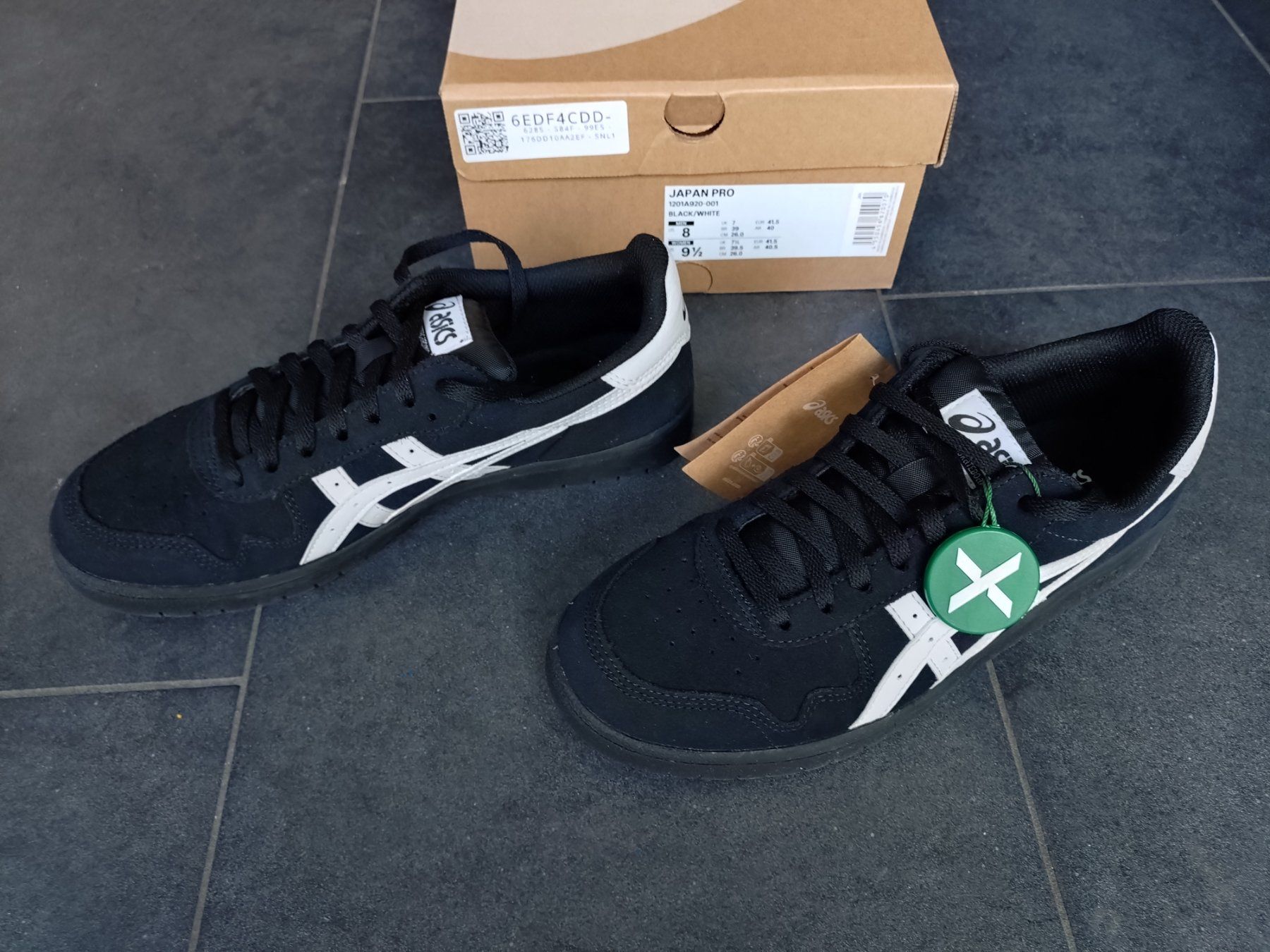 Asics Scarpe da uomo: NEU: Asics JAPAN PRO BLACK/WHITE Grösse 41.5 – Nuovo e nell'imballaggio originale da Aesch BL venduto da Brausy76