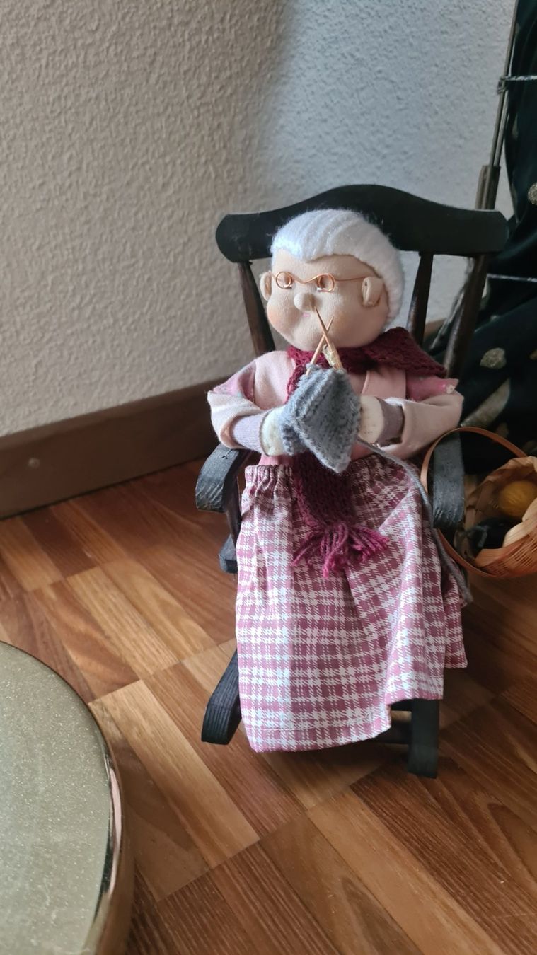 Puppen: Puppe Oma im Schaukelstuhl – Gebraucht aus Schöftland von rs.schaerli