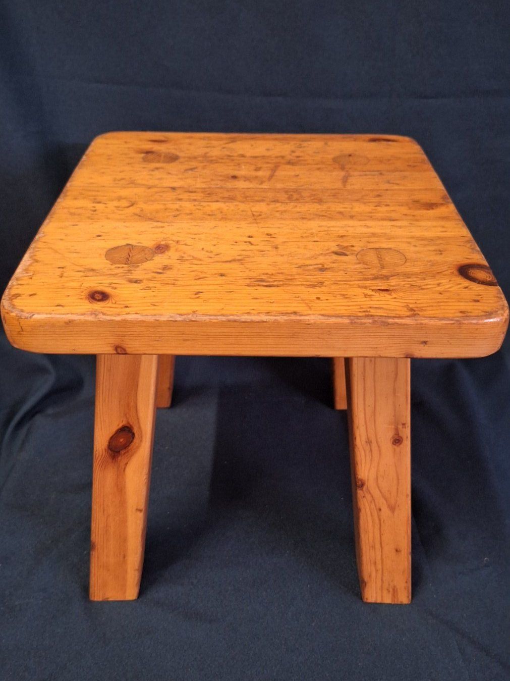 Articoli in legno: Vintage robuster Kieferholz Blumenhocker – Usato da Arlesheim venduto da shopradl 1