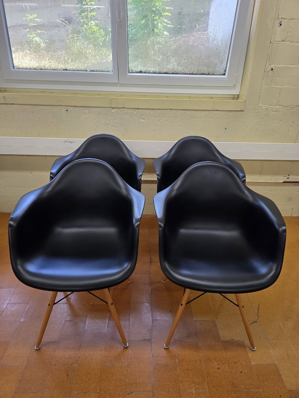 Vitra Chaises: Designer Stühle Eames Vitra DAW in schwarz – D'occasion à Lichtensteig par Polsterwerk 2