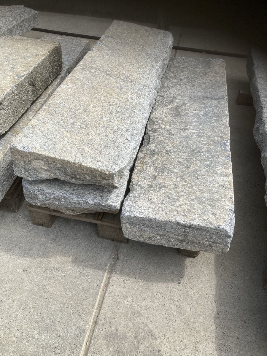 Pietre & tegole: Div Granit Fundament /treppentritte – Usato da Uerkheim venduto da Dealer-4813 4