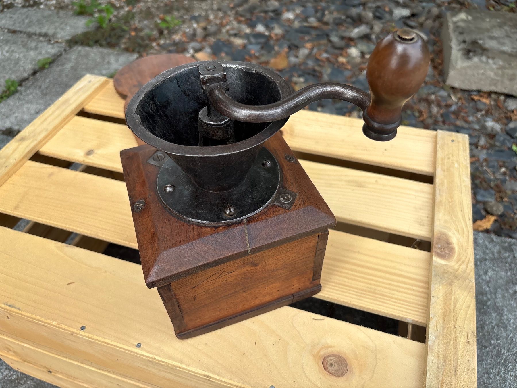 Kaffeemaschinen & Espressomaschinen: schöne antike Kaffeemühle mit Sitzbrett – Gebraucht aus Feldbach von Olive1 7