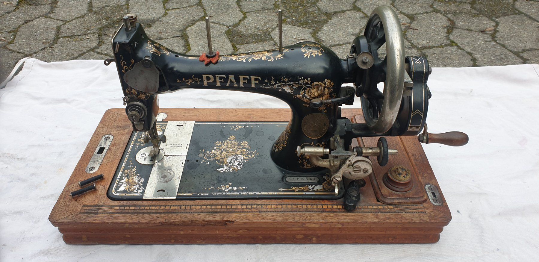 Pfaff Machines à coudre: Ancienne machine PFAFF manuelle – D'occasion à Lausanne par lae_c5zc