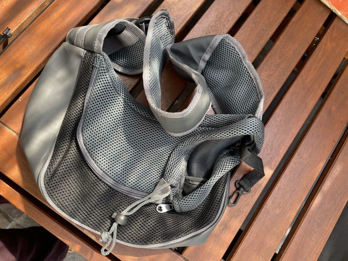 Sacs: Pet Carrier Bag Grey Mesh Sling Carrier Adjustable Strap – D'occasion à Oetwil am See par san_9t8c