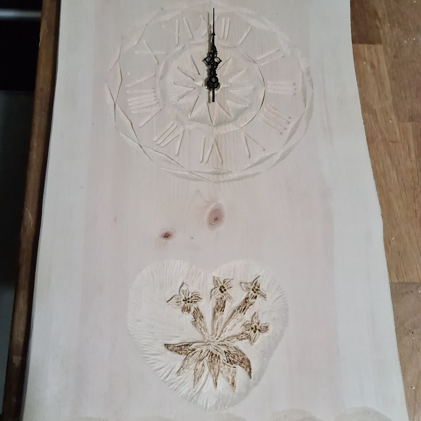 Holzartikel: Arvenuhr mit herz-,stern – Neu (gemäss Beschreibung) aus Siebnen von Holzwork75