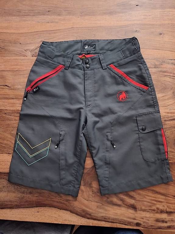 Pantaloni: Local Bike-Shorts Damen L – Usato da Naters venduto da Pluto2025
