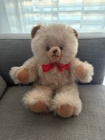 kuschliger Teddybär mit roter Masche