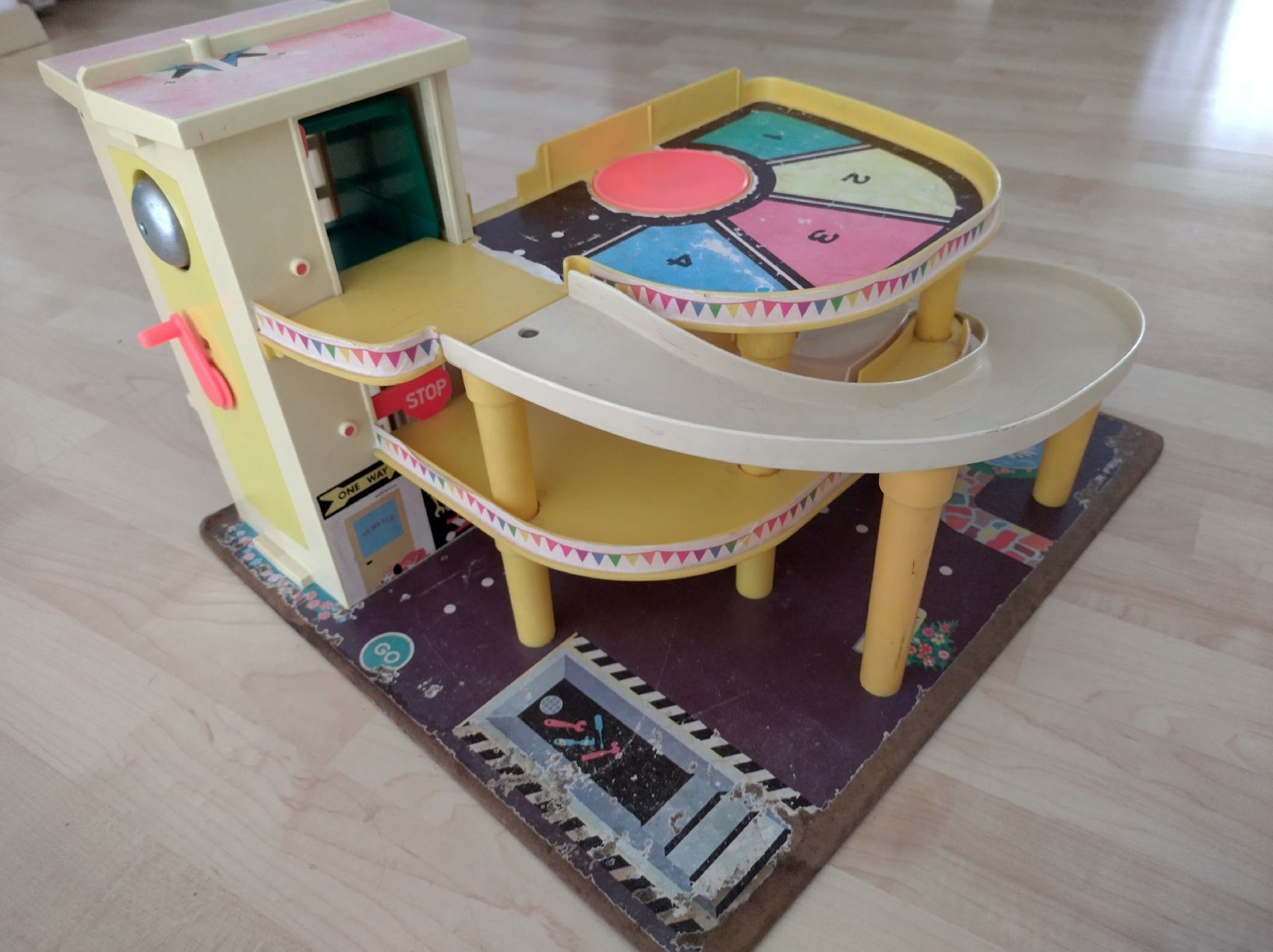 Fisher-Price Spielzeuge: Fisher Price Autogarage – Gebraucht aus Pfäffikon SZ von sim_55c2