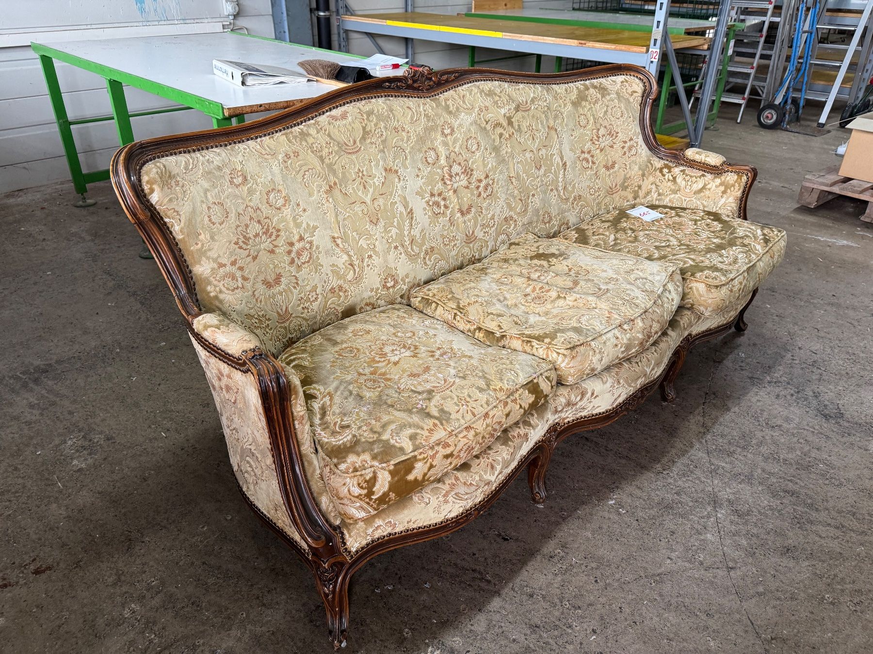 Sofas: 665 Vintage Antikes Sofa aus Liquidation – Gebraucht aus Derendingen von Meisterstuecke 2