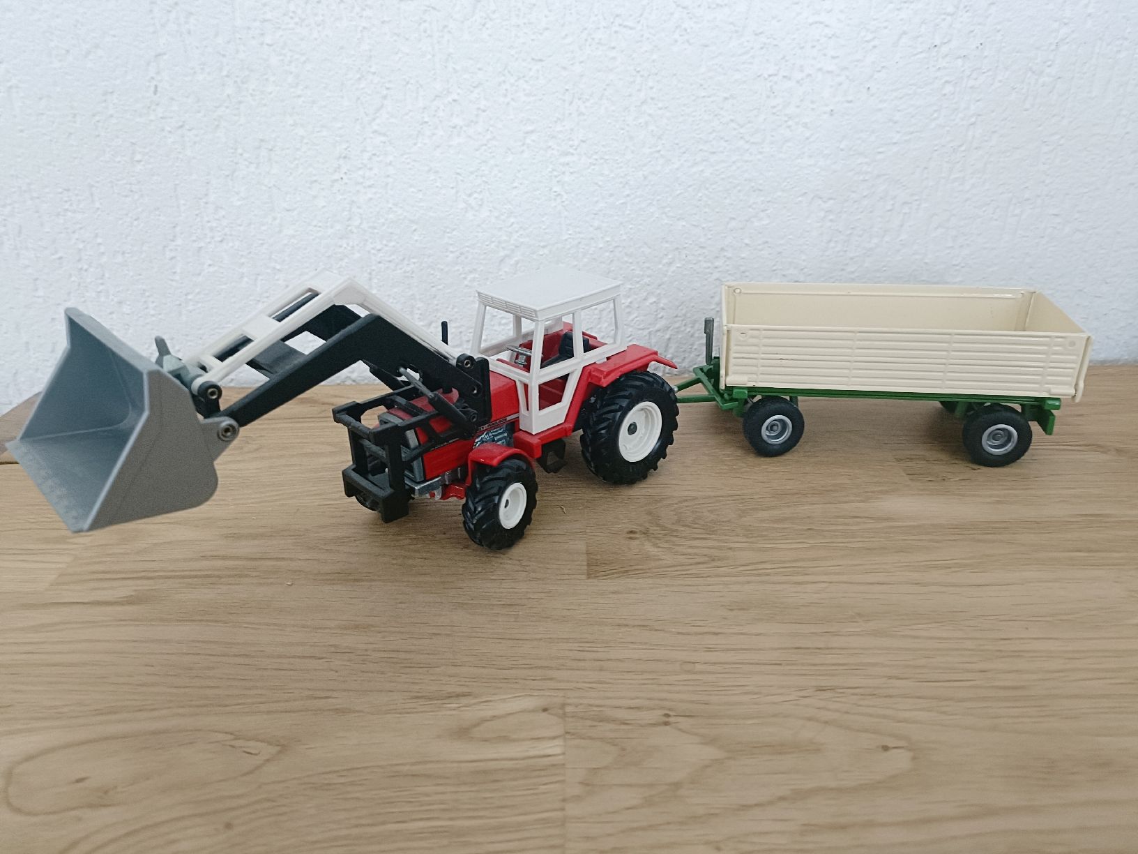 Siku Modellautos: Siku Traktor mit Frontlader und Anhänger Vitrinen Modell  – Neu (gemäss Beschreibung) aus Grindel von Forester88 2