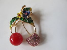 Süsse Kirschen Brosche, Emaille Strass, neuwertig