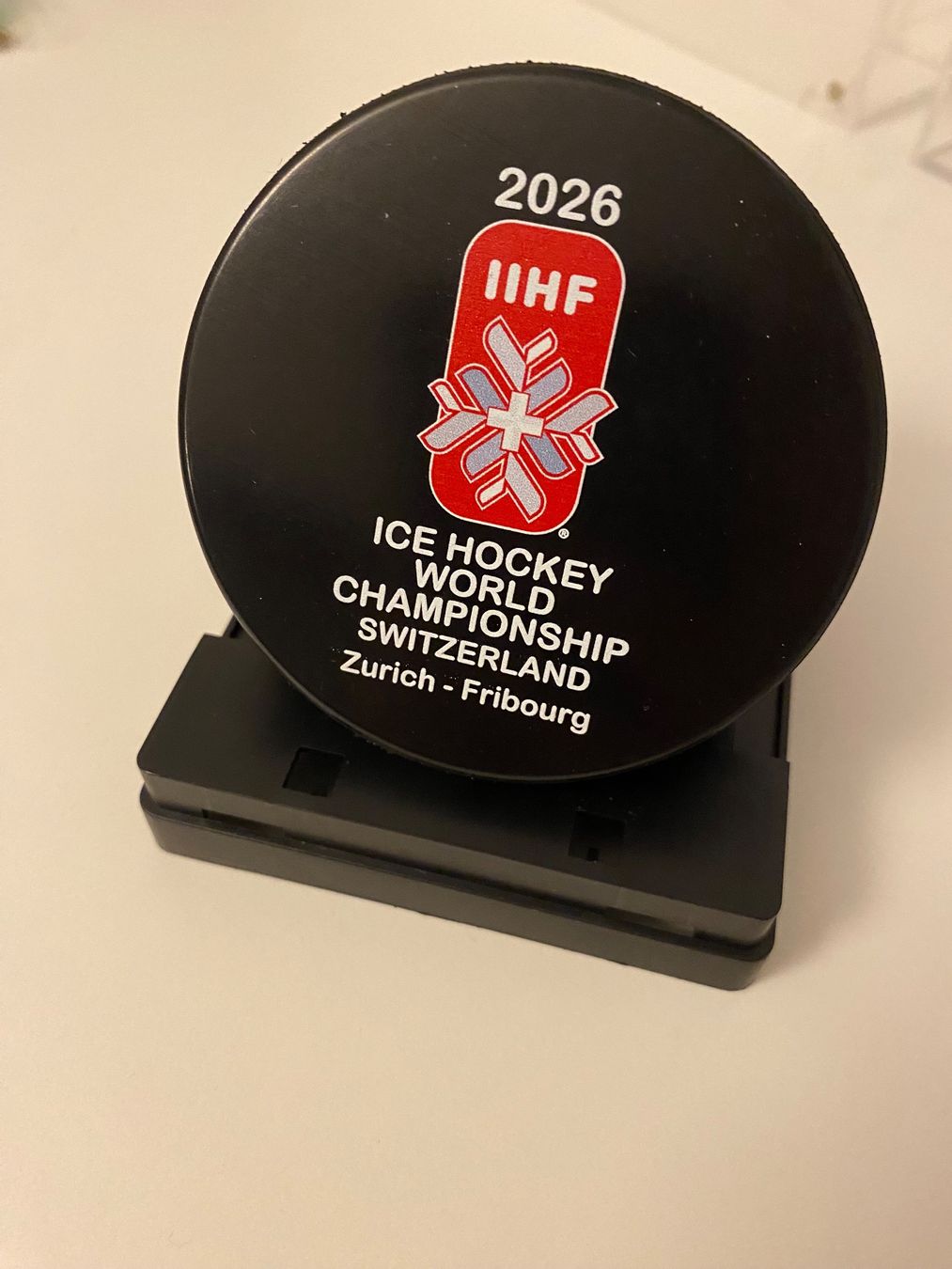 Palloni: 2026 IIHF WM  Puck Logo with Display – Nuovo (secondo la descrizione) da GIFFERS venduto da Calo4 1