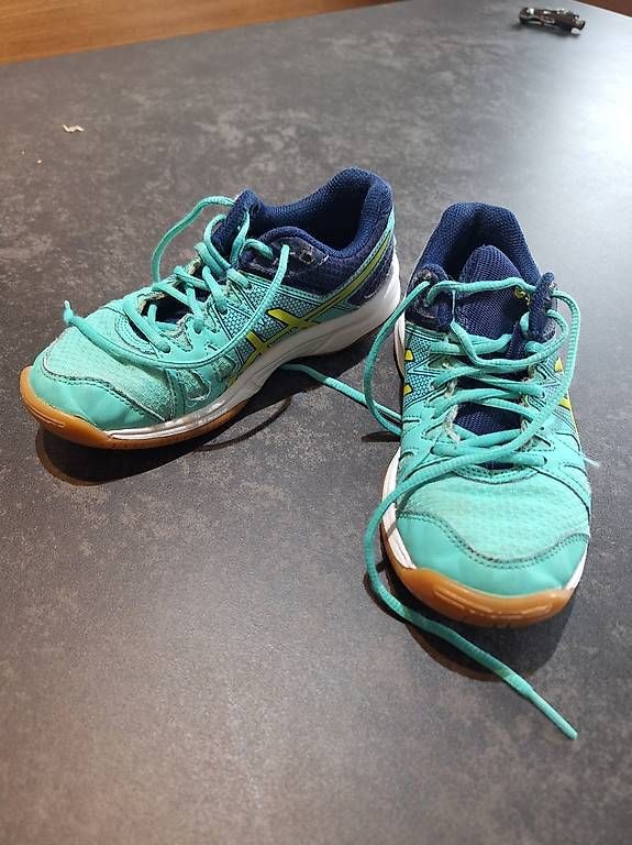 Scarpe per ragazzi: Hallenturnschuhe Grösse 32.5 – Usato da Etziken venduto da v.z