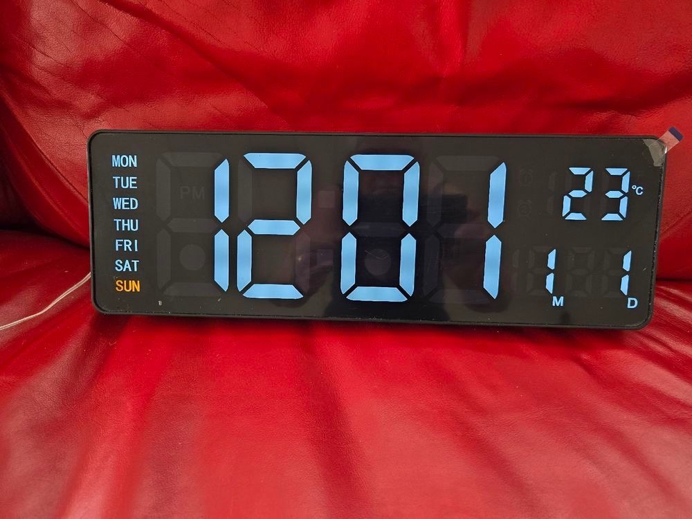 Uhren: Digitaluhr LED Display mit Temperatur-Wochen-Anzeige – Gebraucht aus Wildegg von manujnzr