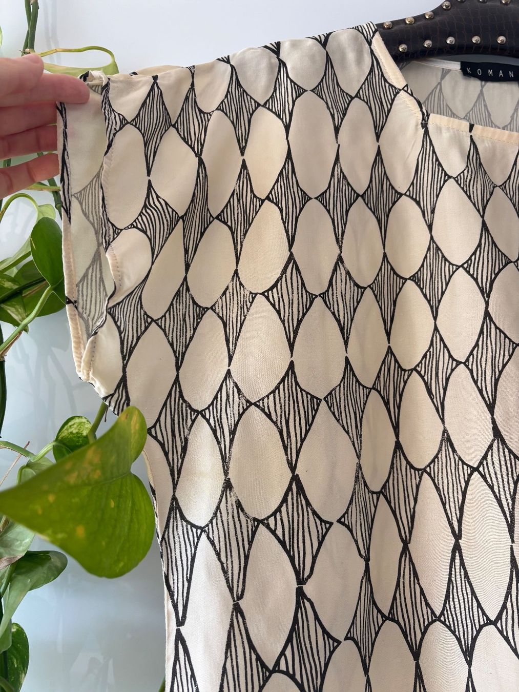 T-shirt: KOMANA Shirt mit abstraktem Print – Difettoso da Zürich venduto da missmodernage 1