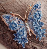 Hübsche Brosche Schmetterling blau weiss mit Blumen