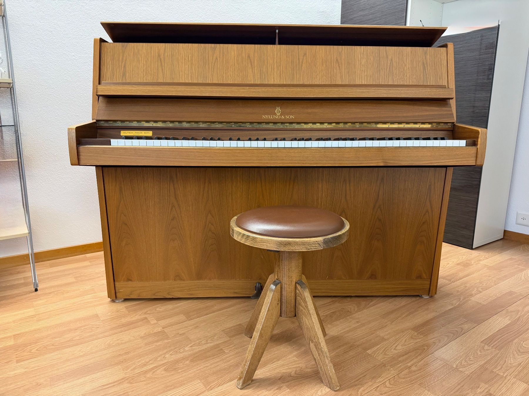 Strumenti musicali: Klavier NYLUND & SON mit Hocker! – Usato da Oberdiessbach venduto da LionskingTM