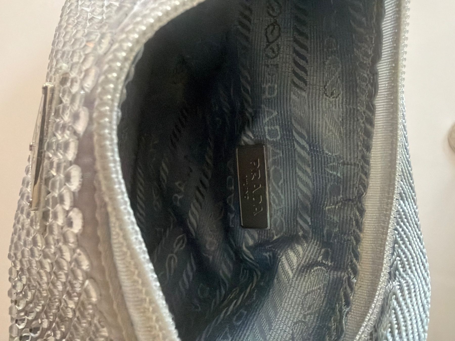 Prada Sacs femmes: Prada Re-Edition 2000 Handtasche Strass Silber neuwertig – Neuf (Voir description) à Volketswil par jus_yy56 3