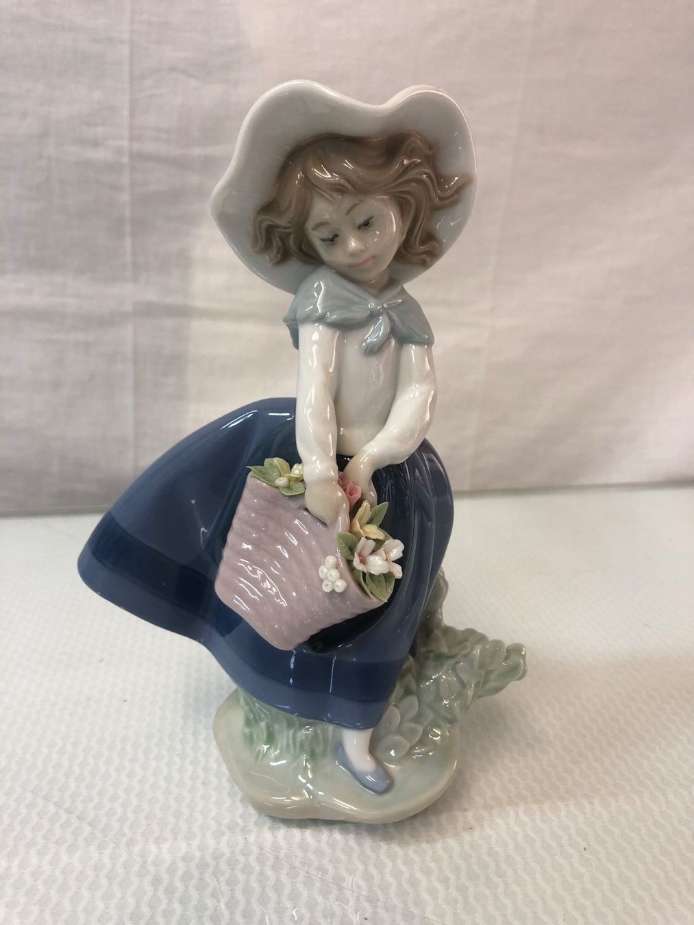 Lladro Statuette: LLADRO Figur Kleines Mädchen mit Korbtasche 5222 – Usato da Brunnen venduto da Allerwaren
