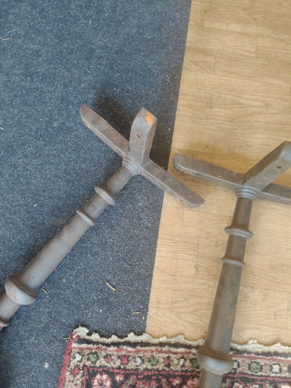 Altri mobili d'antiquariato: Horgen Glarus Gusseisenfüsse – Usato da Zwingen venduto da inf_2blh 3