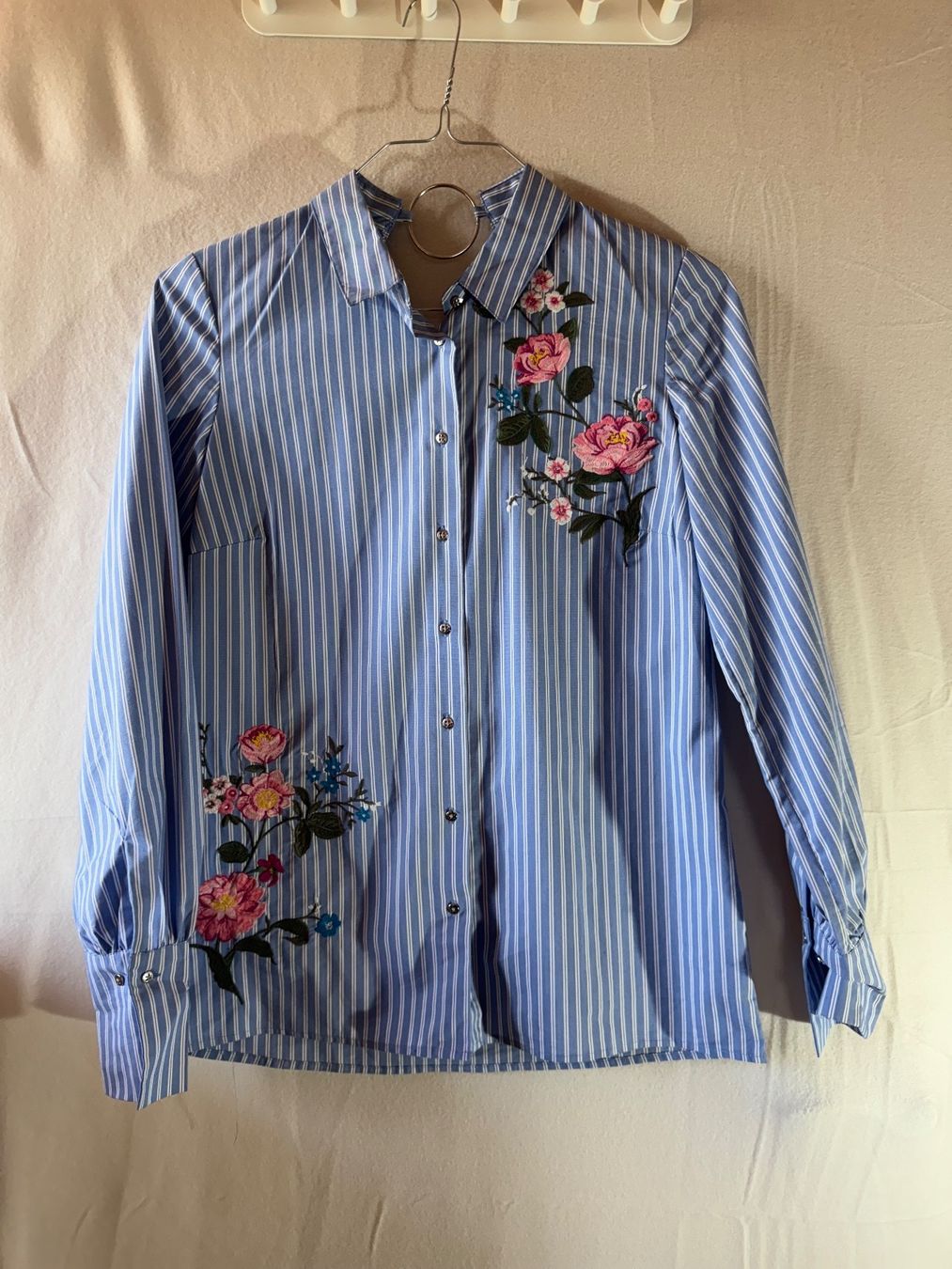 Camicette: Gestreifte Bluse mit Blumenmuster  ca Gr. S – Usato da Grosswangen venduto da second_hand_dress