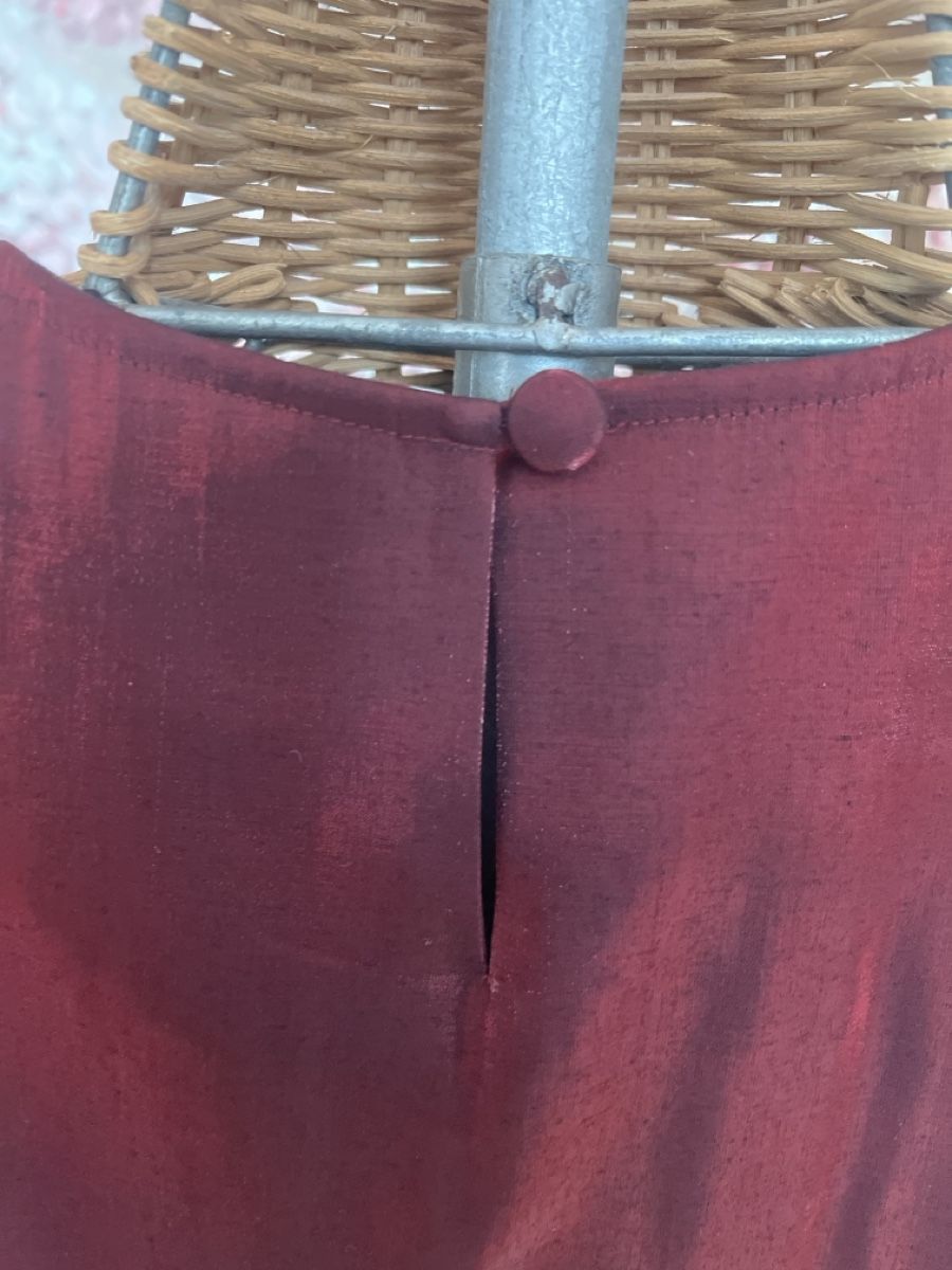 Top: Elegantes Top, rot-glänzend, 36 – Usato da Solothurn venduto da Bobesch08 3